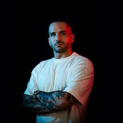 Imagen de Adri Kastel posando en un fondo oscuro, como experto invitado de Partner 360.