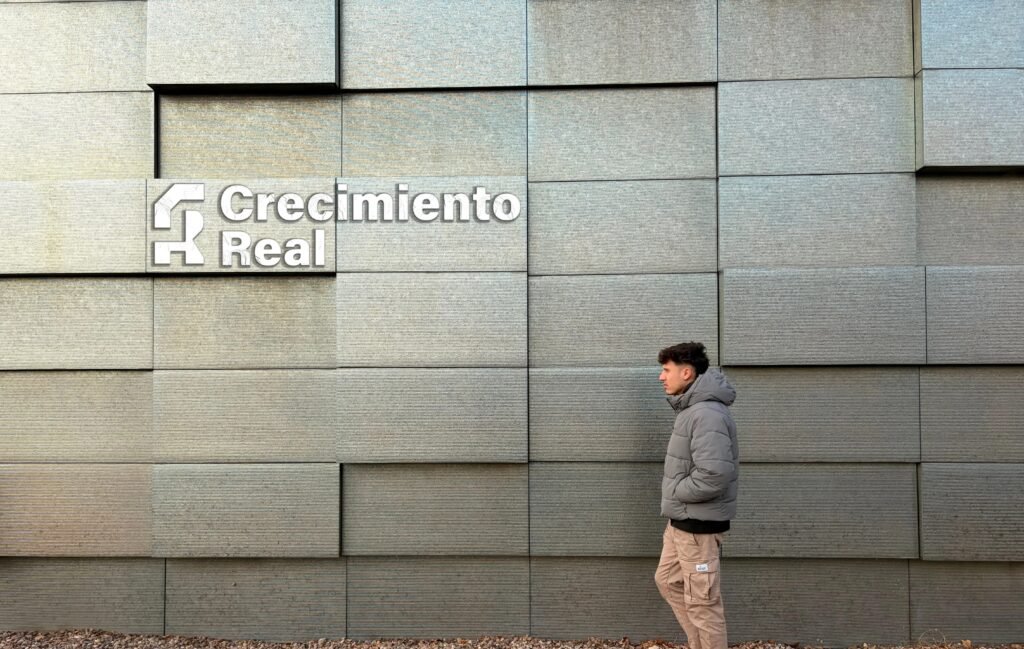Juan Casaló Elorri, creador de Crecimiento Real, caminando frente a un fondo urbano minimalista