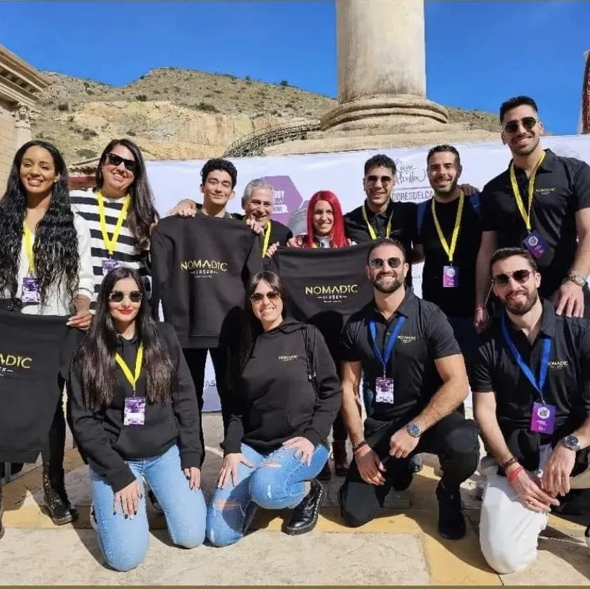 Equipo y comunidad de Nomadic Closer reunidos en un evento de marketing digital y trabajo remoto