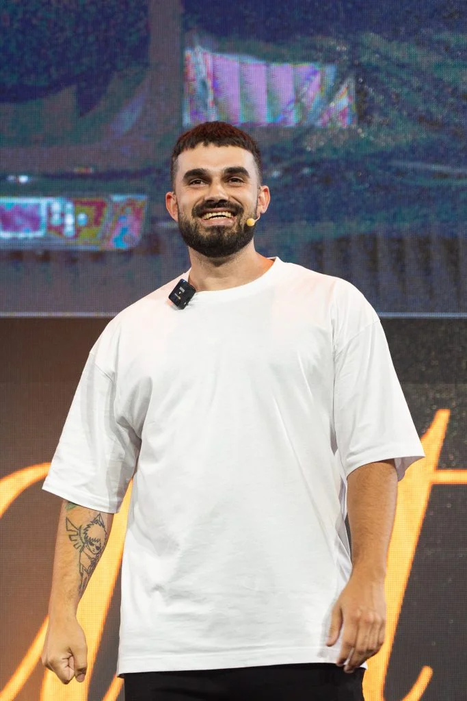 Creador de Partner 360 presentando el programa de marketing digital en directo