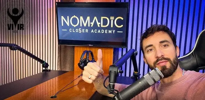 Cofundador de Nomadic Closer Academy en estudio de grabación con micrófono